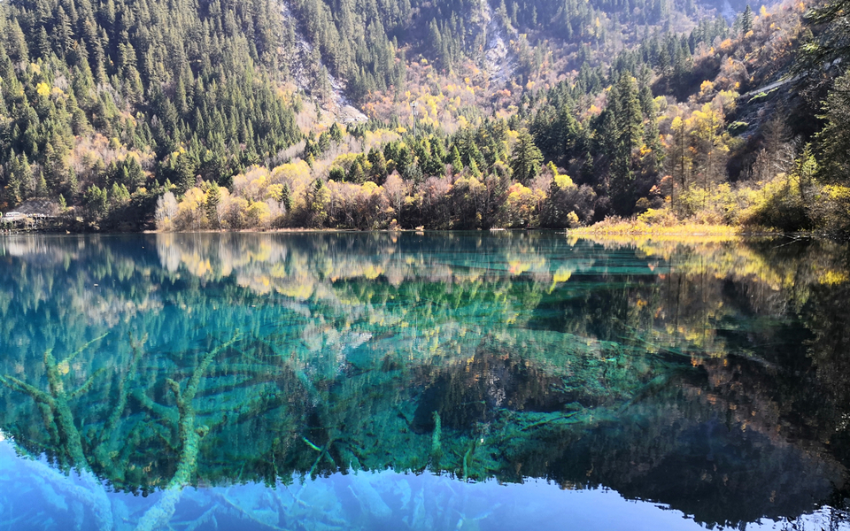 Jiuzhaigou colorful lake